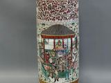 une image représentant un grand vase orné d'une peinture