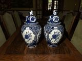 une paire de vases bleus et blancs posés sur une table en bois
