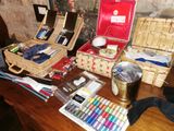 une table en bois recouverte d'une multitude de fournitures de loisirs créatifs