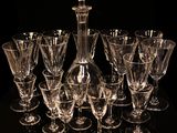 beaucoup de verres à vin et une carafe sur la table