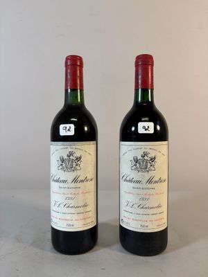 deux bouteilles de vin posées sur une table l'une à côté de l'autre
