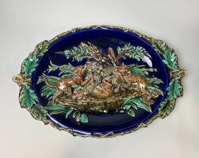 une assiette bleue sur laquelle est représentée une image d'animaux