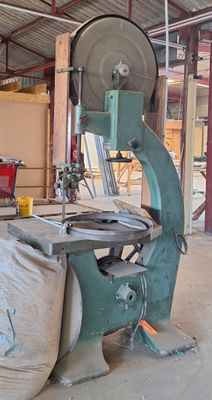 une machine qui se trouve au milieu d'un bâtiment