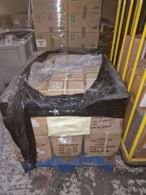 une grande pile de cartons sur une palette dans un entrepôt
