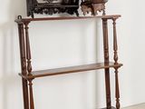 une étagère en bois surmontée d'un miroir