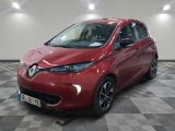 la voiture rouge est garée dans le garage sur le sol en damier