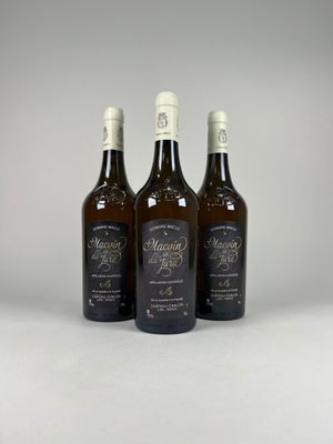 trois bouteilles de vin posées l'une à côté de l'autre sur une table