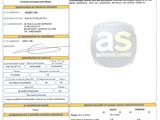 un gros plan d'un document sur lequel figure la photo d'une voiture