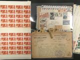 un assortiment de timbres, d'enveloppes et de timbres provenant des États-Unis