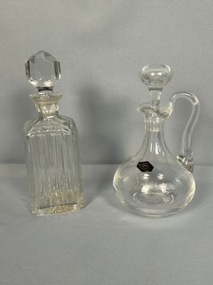 deux carafes en verre posées l'une à côté de l'autre sur une table