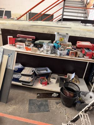 il y a beaucoup de désordre par terre dans le garage