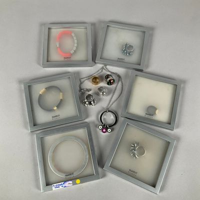 SWATCH - Lot de 6 bijoux Swatch.