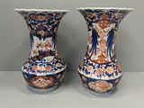 deux vases posés sur une table