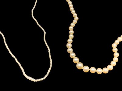 un collier de perles blanches et un collier de perles blanches sur fond noir