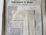 un livre ouvert posé sur une table recouverte de papiers