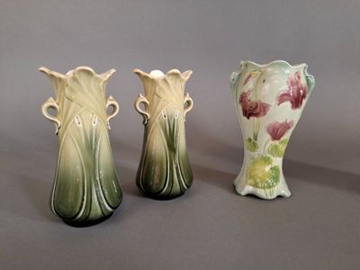 trois vases posés l'un à côté de l'autre sur une table
