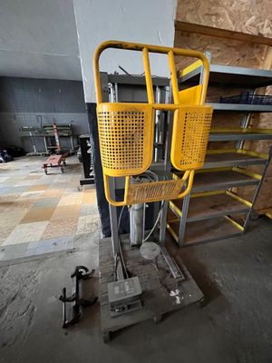 un panier jaune posé sur un support métallique