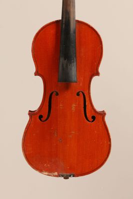 gros plan d'un violon avec un archet sur fond blanc
