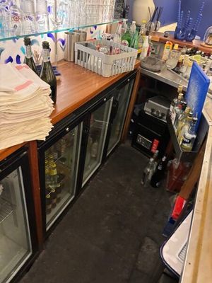 un bar sur lequel sont posées de nombreuses bouteilles et verres