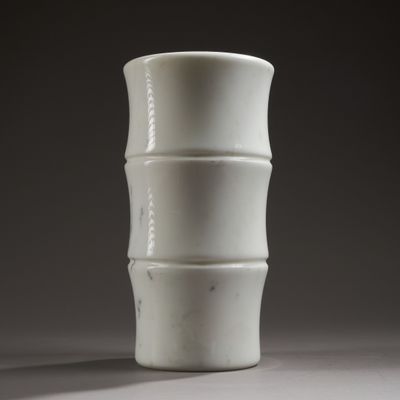 un vase blanc posé sur une table