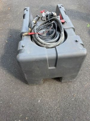 une boîte grise contenant un tuyau et un autre tuyau à l'intérieur