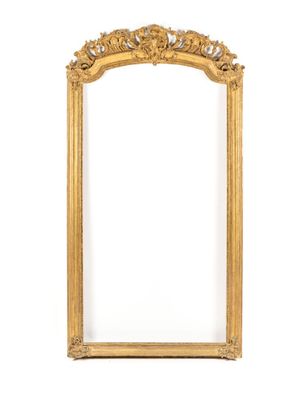un miroir encadré d'or sur un mur blanc avec un fond blanc