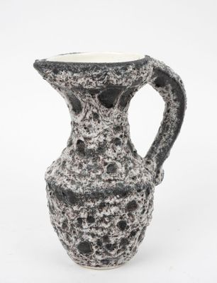 un vase noir et blanc muni d'une anse, sur fond blanc