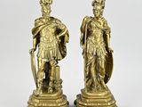paire de figurines anciennes en bronze représentant des hommes avec un bouclier et un bouclier