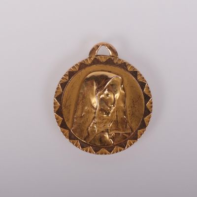 une image représentant une médaille d'or sur laquelle figure le portrait d'une femme
