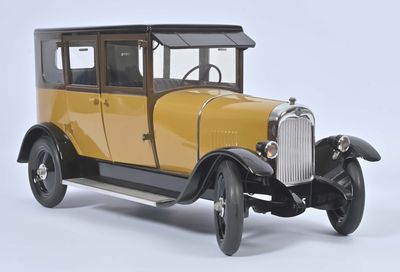 maquette jaune d'une voiture sur fond blanc, avec un fond blanc