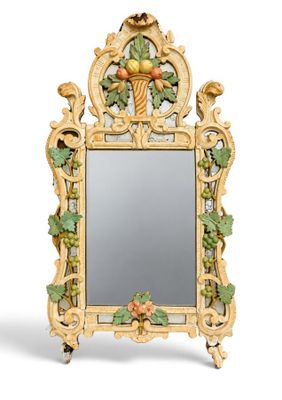 un miroir sur lequel est posé un oiseau