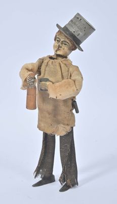 figurine représentant un homme en haut-de-forme et en manteau, tenant une bouteille