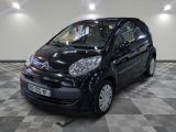 la photo d'une petite voiture noire sur un sol en damier