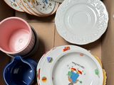 une boîte remplie d'assiettes, de bols et de tasses