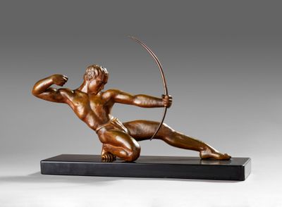 statue en bronze représentant un homme avec un arc et des flèches, posée sur un socle noir