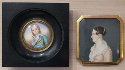 une photo d'une femme en robe bleue et une photo d'une femme en robe blanche