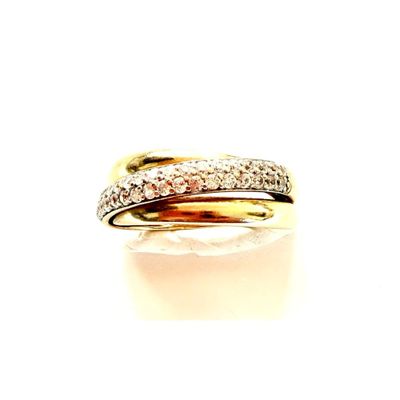 une image d'une bague en diamant sur une surface blanche