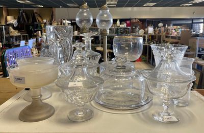 beaucoup de verres posés sur une table dans un magasin