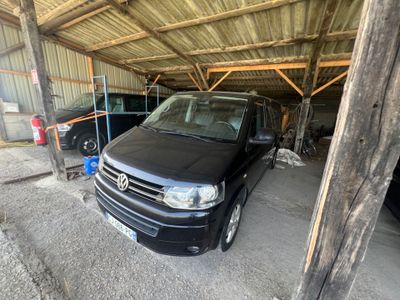 une camionnette noire garée dans un garage