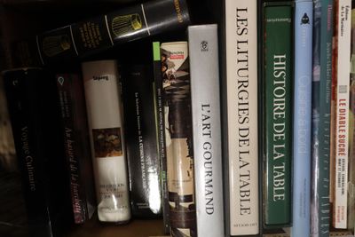 plusieurs livres qui se trouvent ensemble sur une étagère