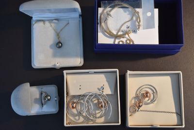 une boîte à bijoux posée sur une table à côté d'une paire de chaussures