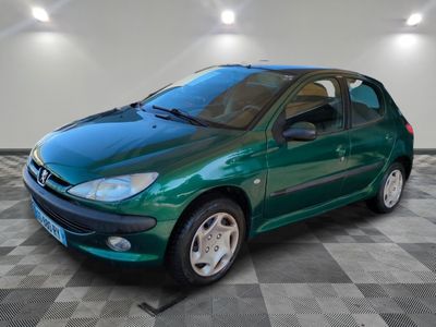 la photo d'une voiture verte garée dans un garage