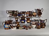 de nombreux vases et pichets de toutes sortes sur une étagère