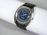 une montre posée sur une serviette de table