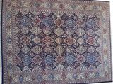 un tapis bleu et rouge à motifs de médaillons