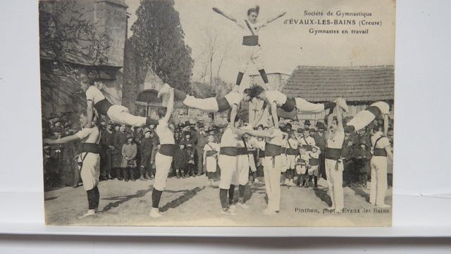 Evaux-les-Bains : Gymnastes en travail. TBE.