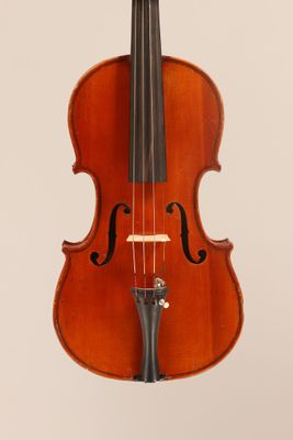 gros plan d'un violon avec un archet sur fond blanc