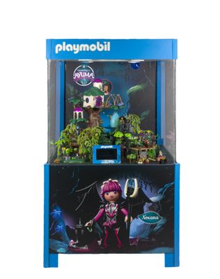 un gros plan d'une machine Playmobil sur fond blanc