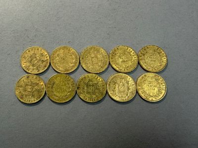 un tas de pièces d'or posé sur une table