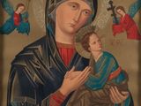 une peinture représentant une femme tenant un enfant dans ses bras